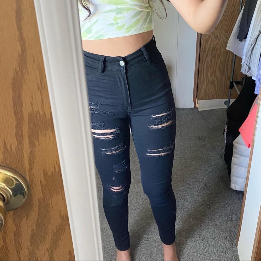 Fashion nova high rise denim jeans with holes! Great for a night out!